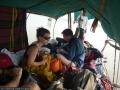 3979 wir besteigen ein boot um den ganges hinunter zu fahren